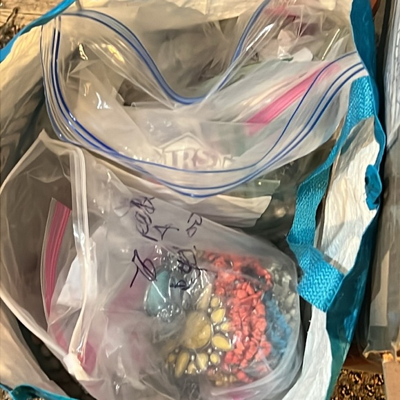 2  lb  MIXED LOT UNSEARCHED JEWELRY - Picture 5 of 5